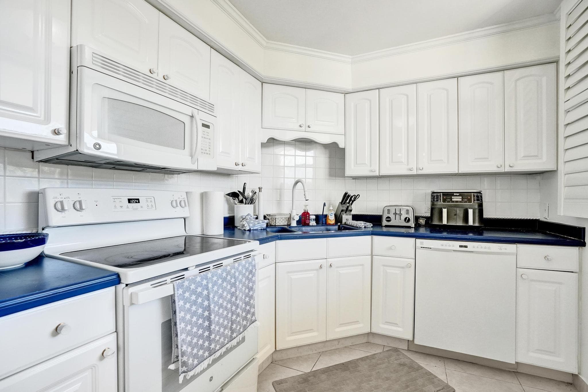 132 Lakeshore Drive 317, North Palm Beach, FL 33408 — photo 14 of 37