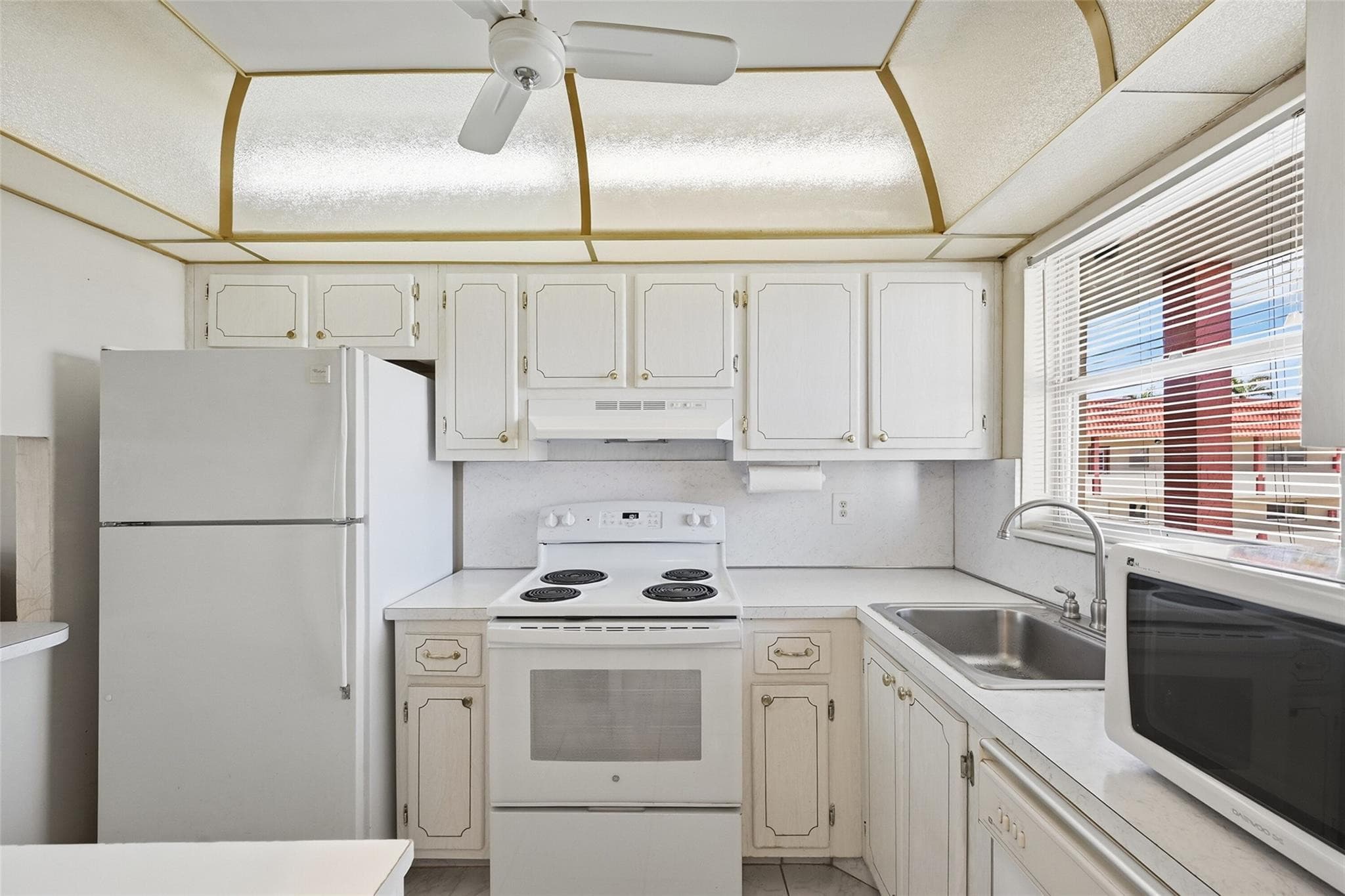 8040 N Sunrise Lakes Drive 303, Fort Lauderdale, FL 33322 — photo 4 of 22