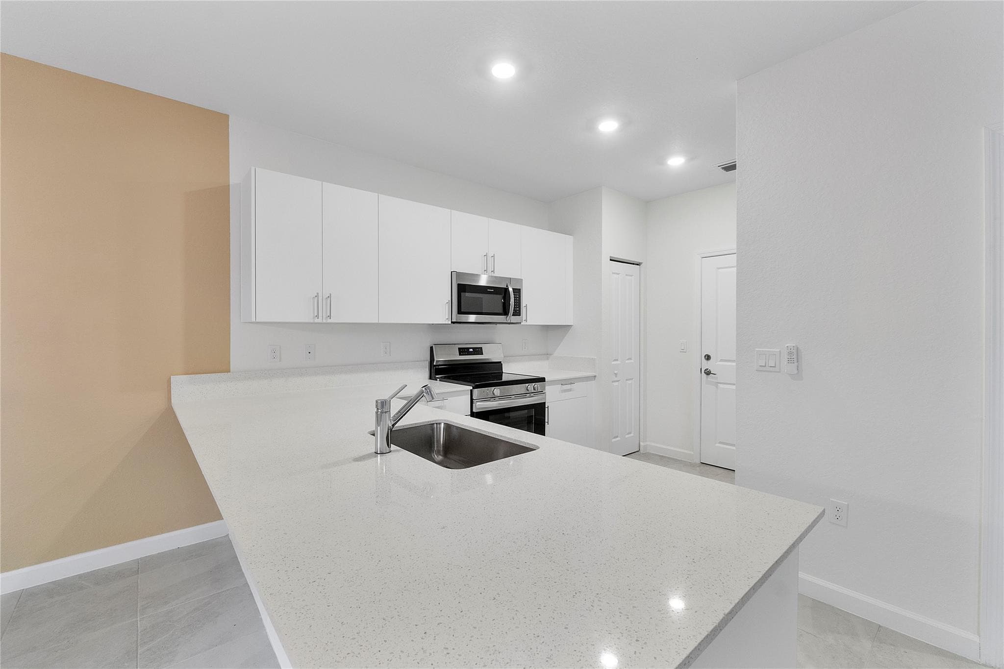 Townhouse in Dania Beach — photo 12 of 50