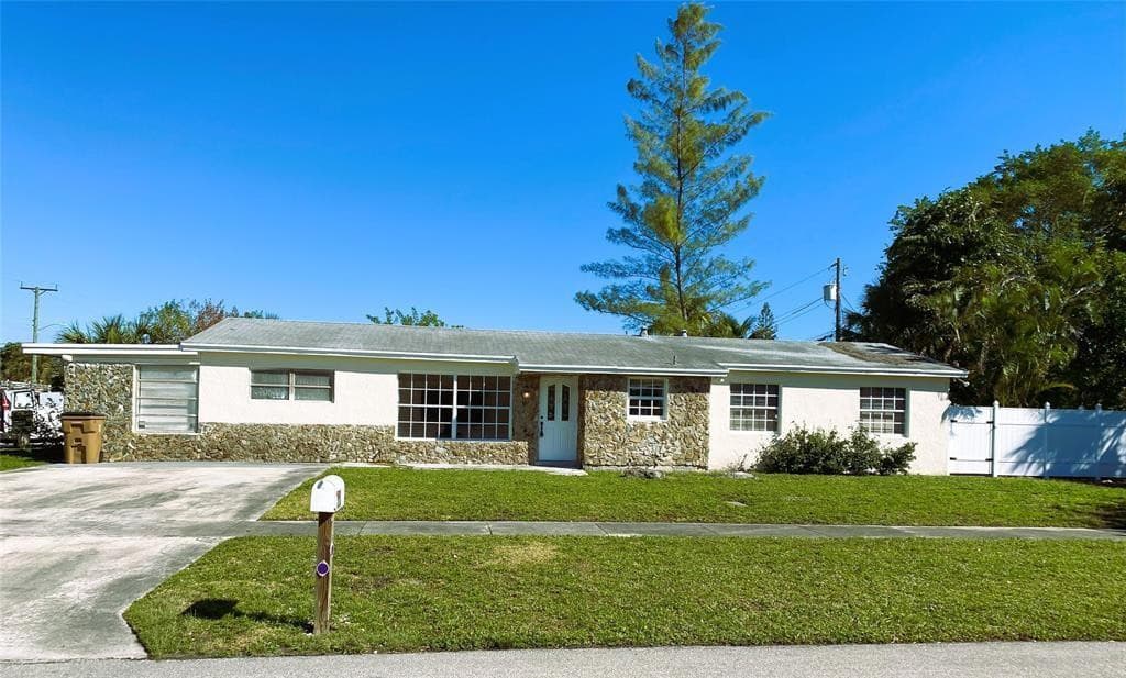 320 NW 4th Avenue 4, Deerfield Beach, FL 33441 — photo 1 of 8