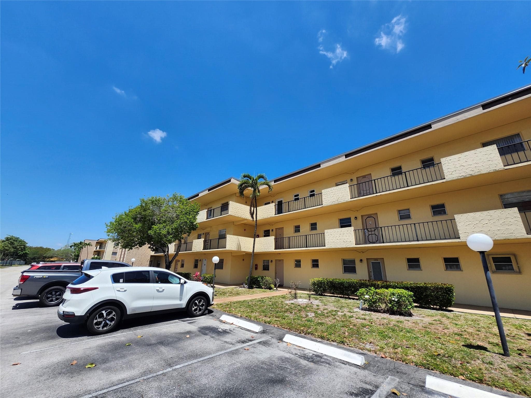 301 Cambridge Road 301, Hollywood, FL 33024 — photo 1 of 31