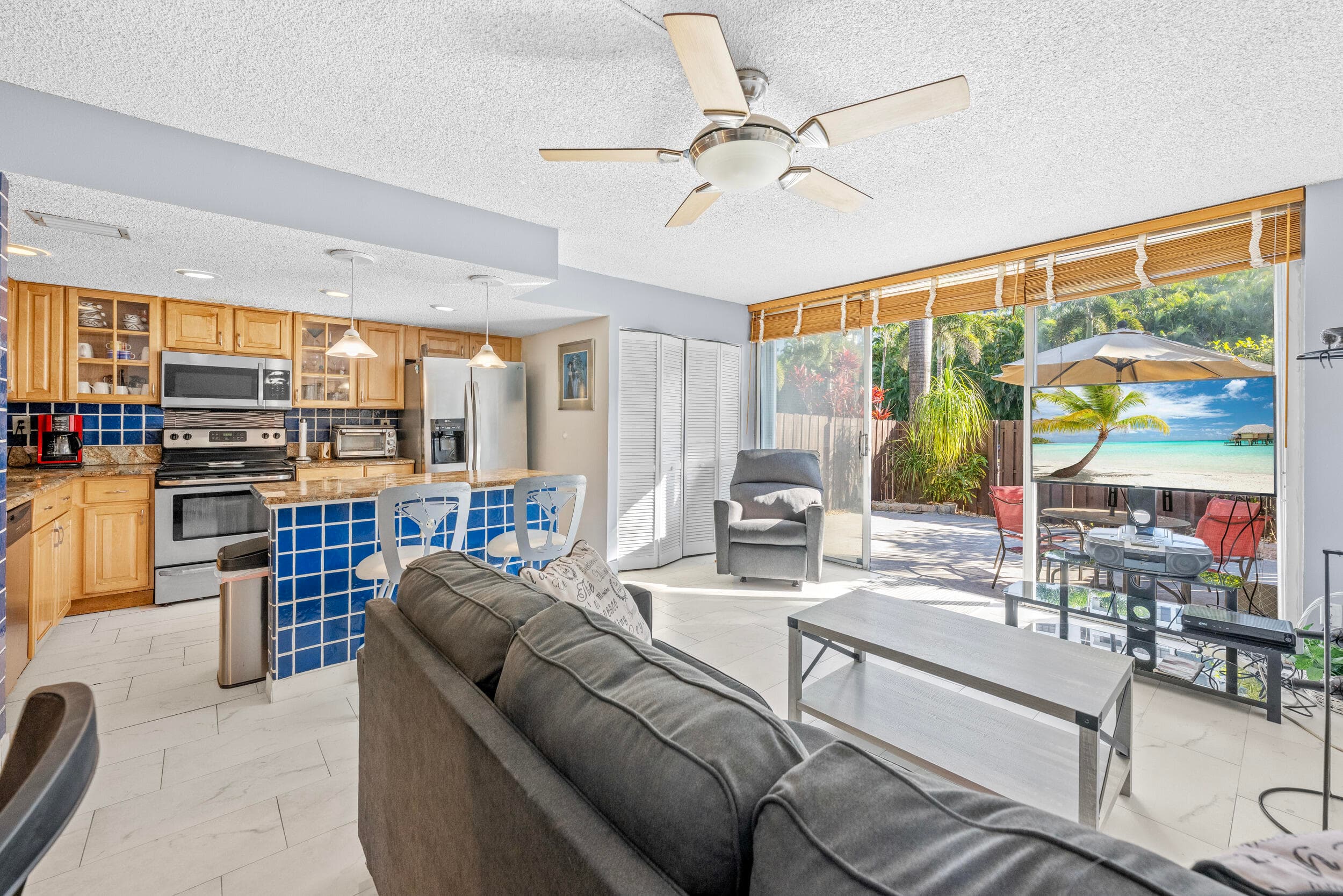 2212 NE 7th Street, Hallandale Beach, FL 33009 — photo 7 of 22