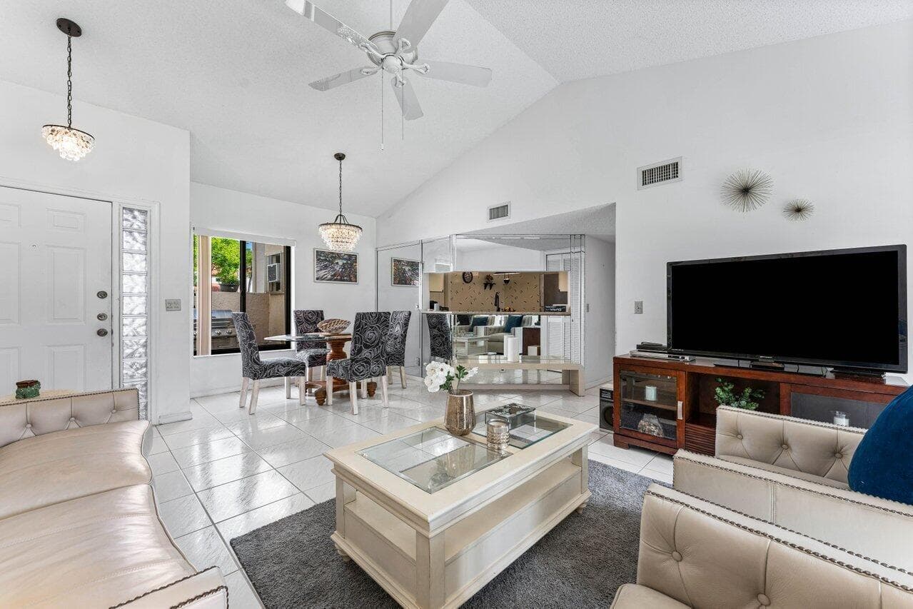 10 Via De Casas Sur 104, Boynton Beach, FL 33426 — photo 2 of 39