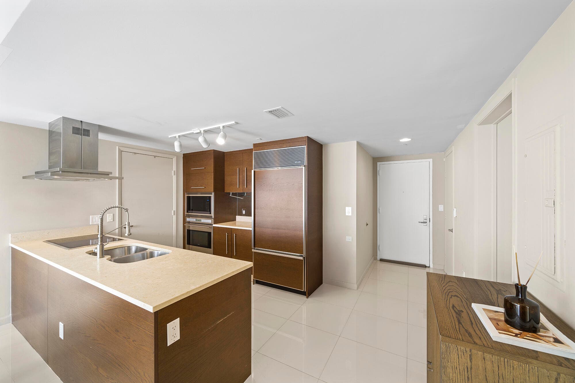 495 Brickell Avenue 911, Miami, FL 33131 — photo 3 of 35