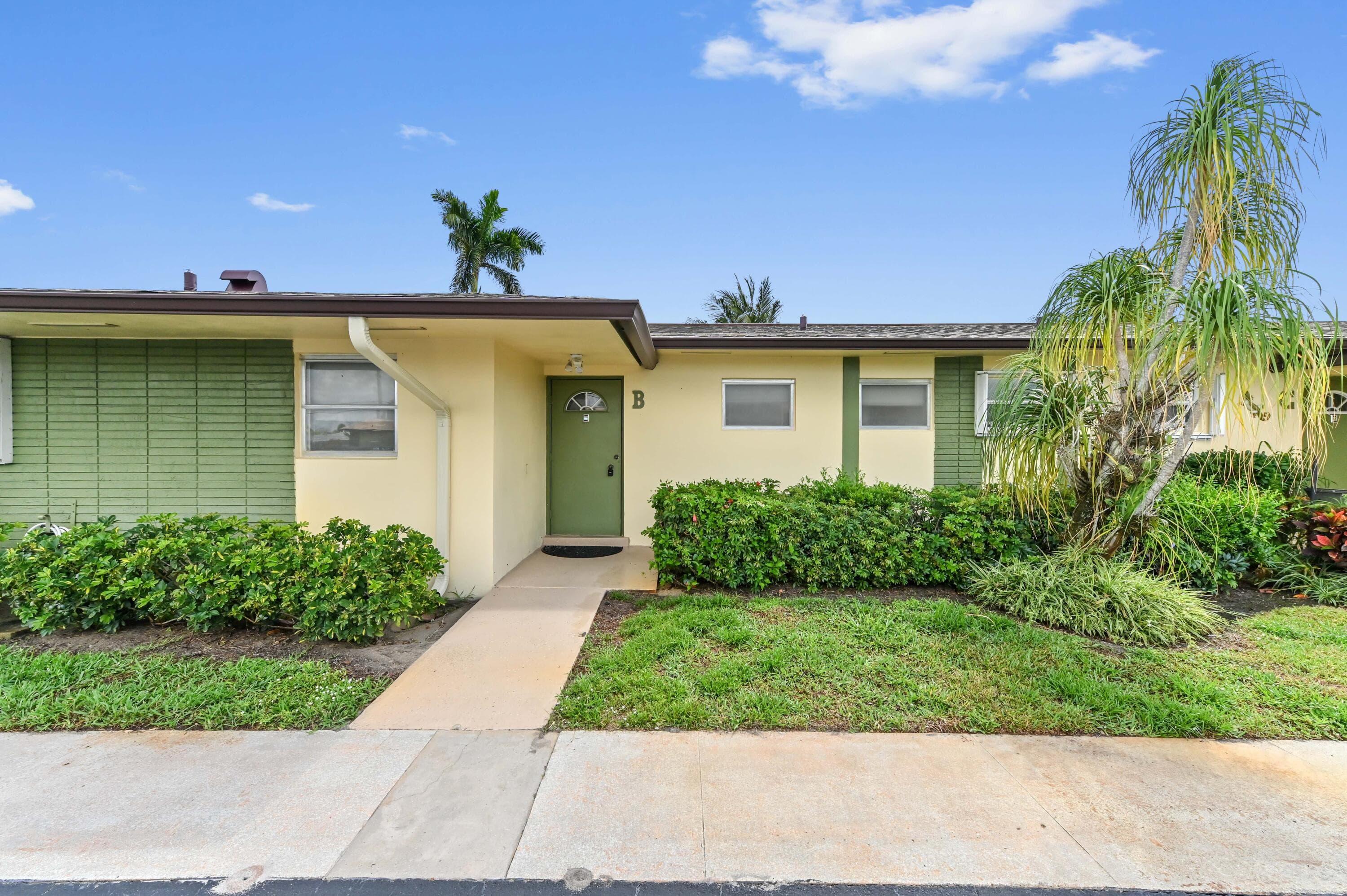 2915 Crosley Drive W Unit B, West Palm Beach, FL 33415 — photo 1 of 22