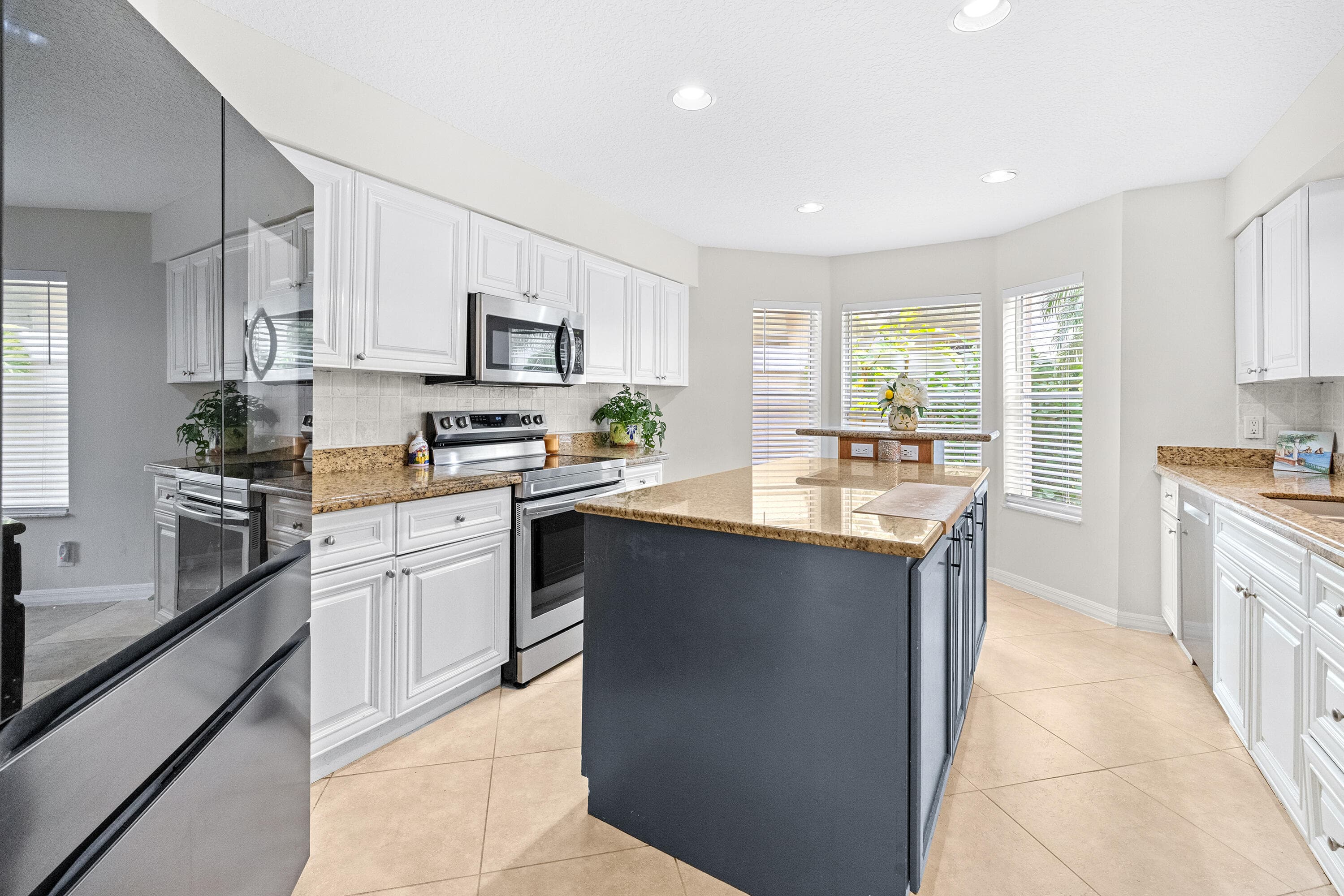 218 W Canterbury Dr W W, Palm Beach Gardens, FL 33418 — photo 8 of 47