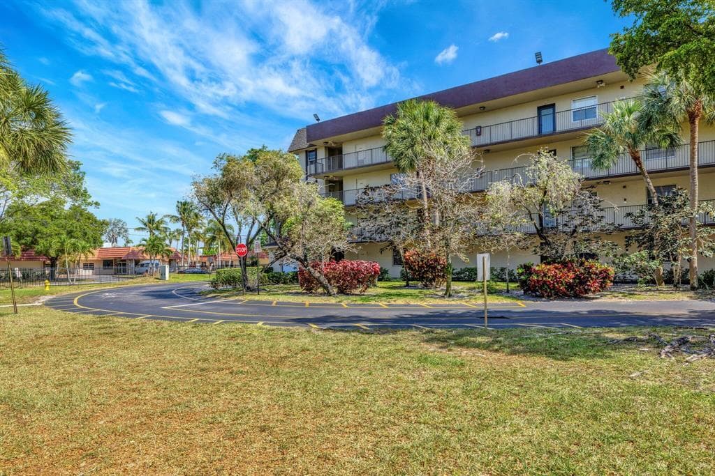 3301 NW 47th Terrace Unit 403, Lauderdale Lakes, FL 33319 — photo 19 of 39