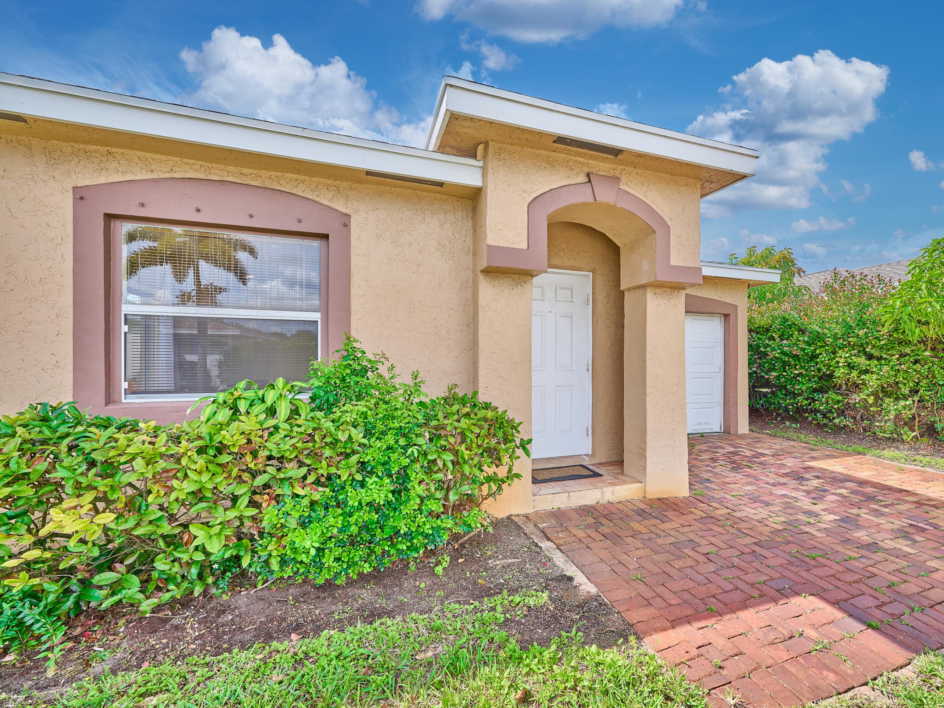 556 E Ridge Cir Circle N, Boynton Beach, FL 33435 — photo 1 of 39