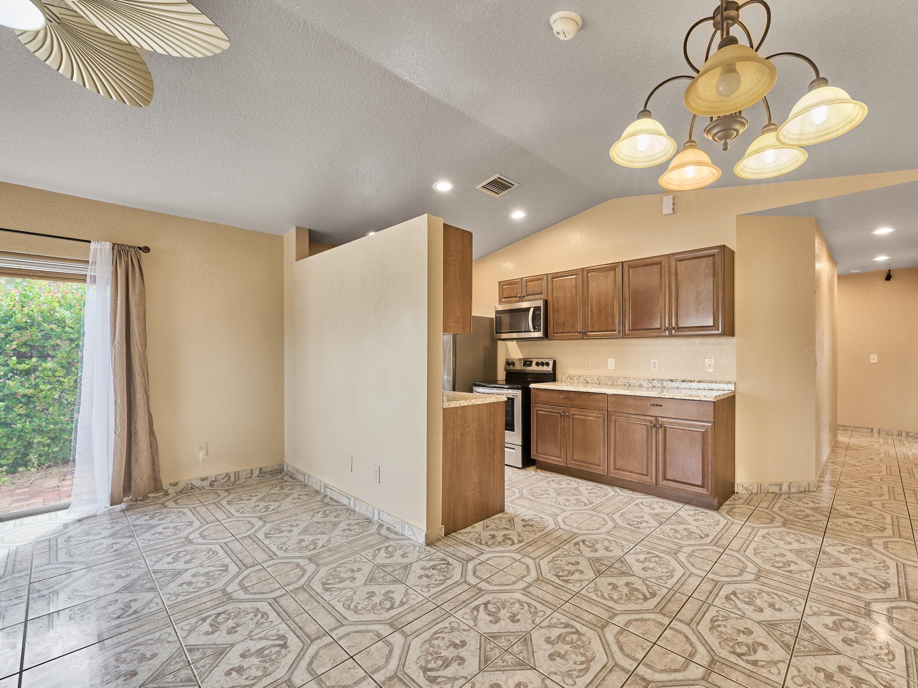 556 E Ridge Cir Circle N, Boynton Beach, FL 33435 — photo 13 of 39