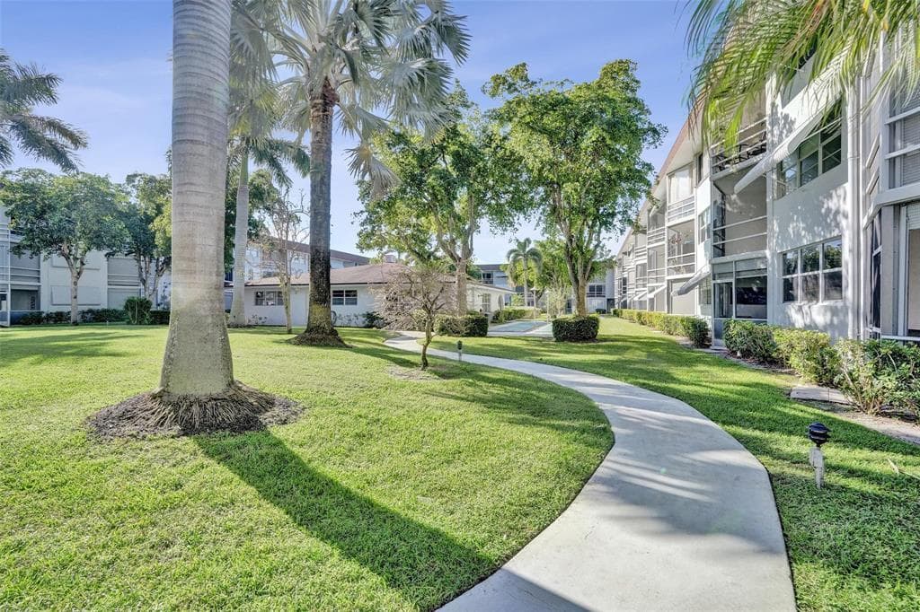 400 SE 10th Street 308, Deerfield Beach, FL 33441 — photo 1 of 17