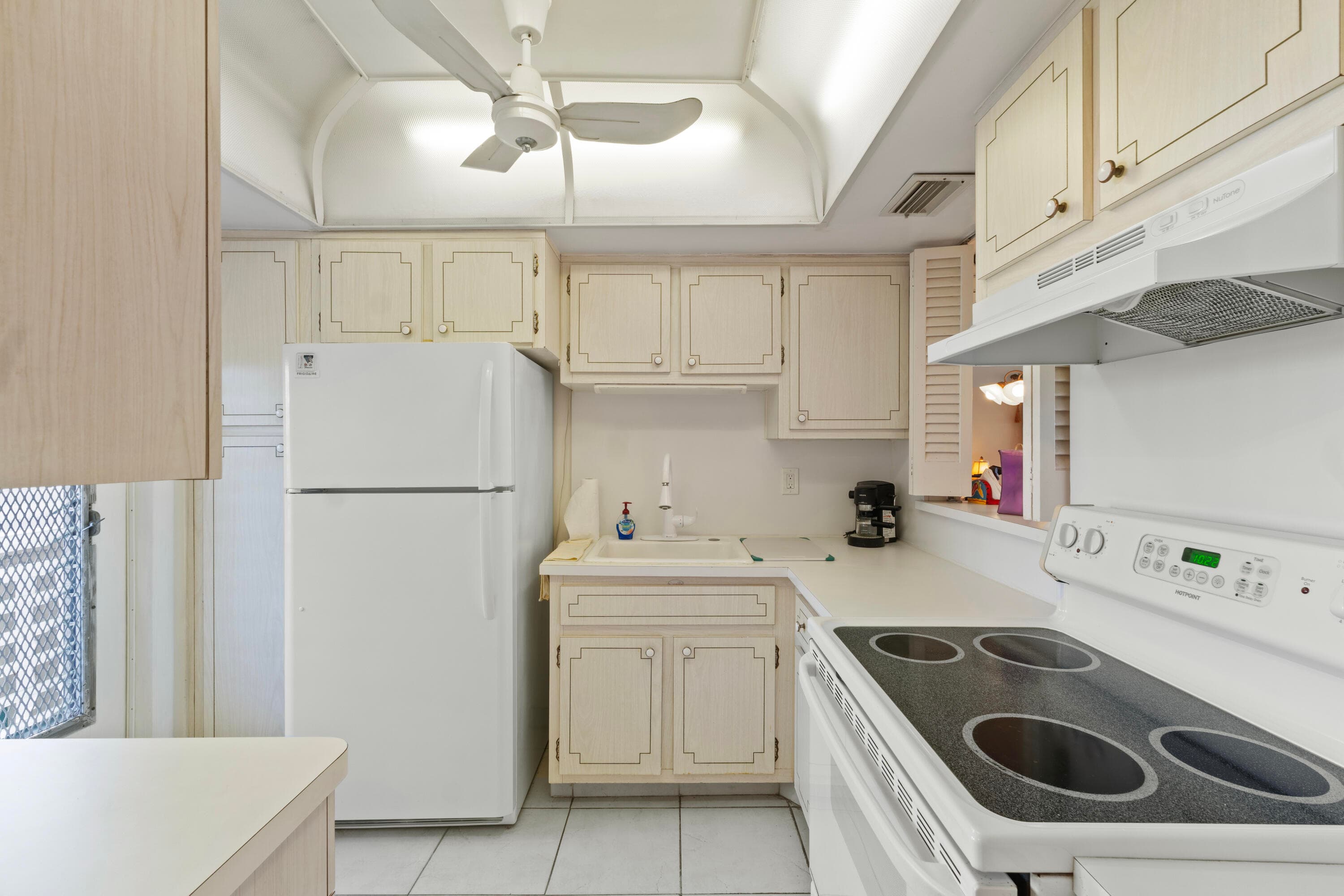 1333 E Hallandale Beach Boulevard 409, Hallandale Beach, FL 33009 — photo 24 of 40