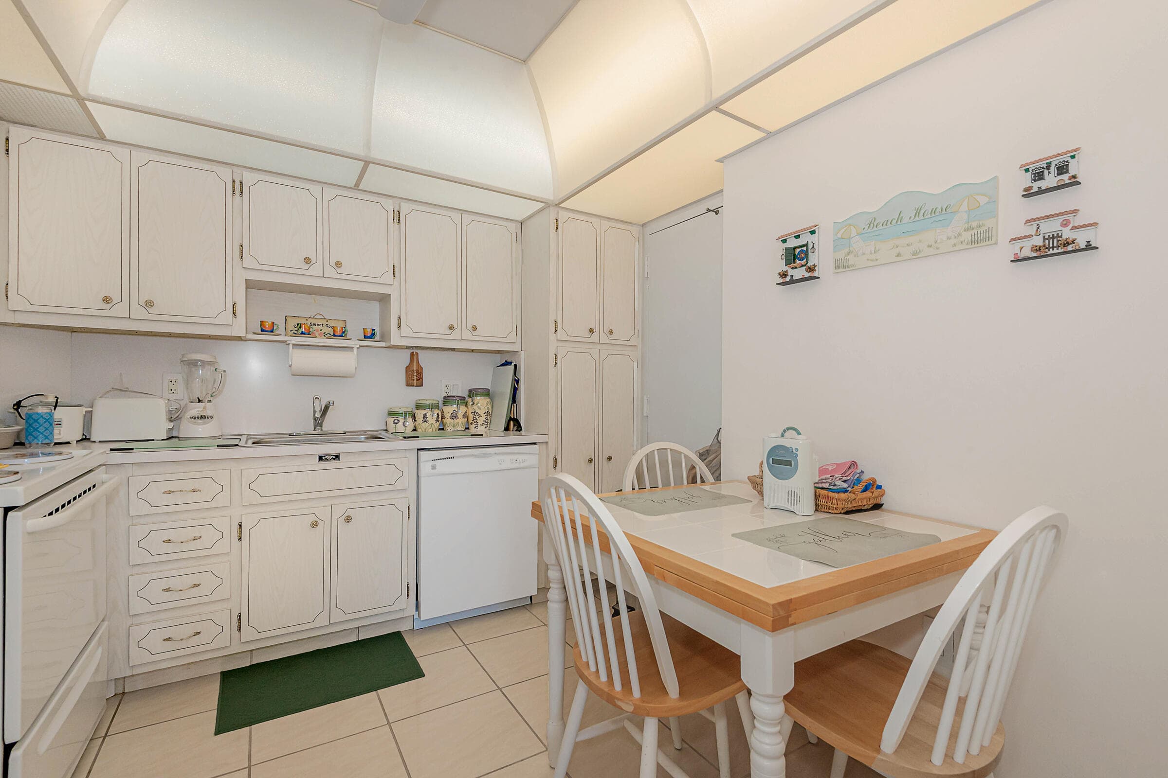 Condominium in Hallandale Beach — photo 15 of 22