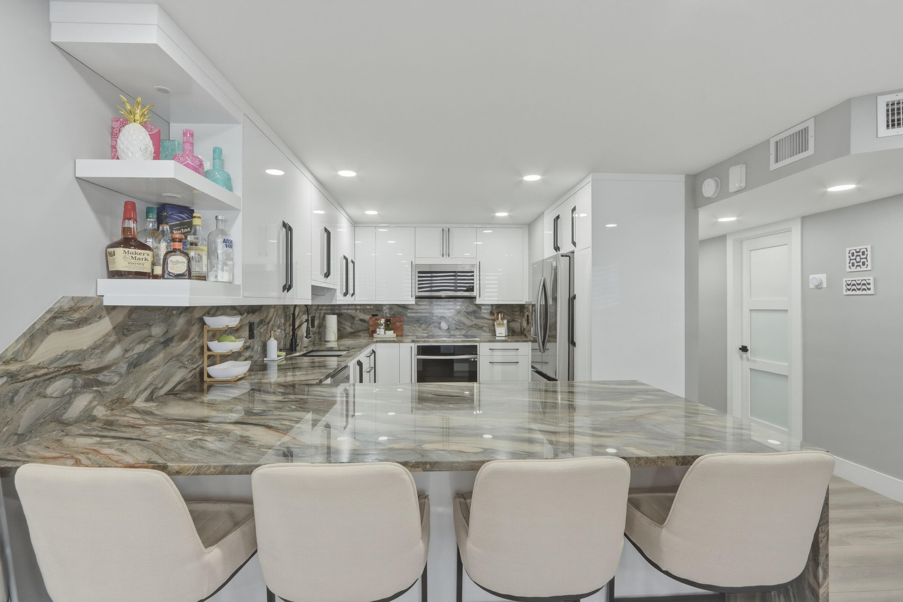 6039 Collins Avenue 609, Miami Beach, FL 33140 — photo 2 of 49