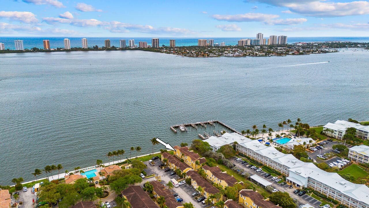 1060 Lake Shore Drive 201, West Palm Beach, FL 33403 — photo 10 of 44