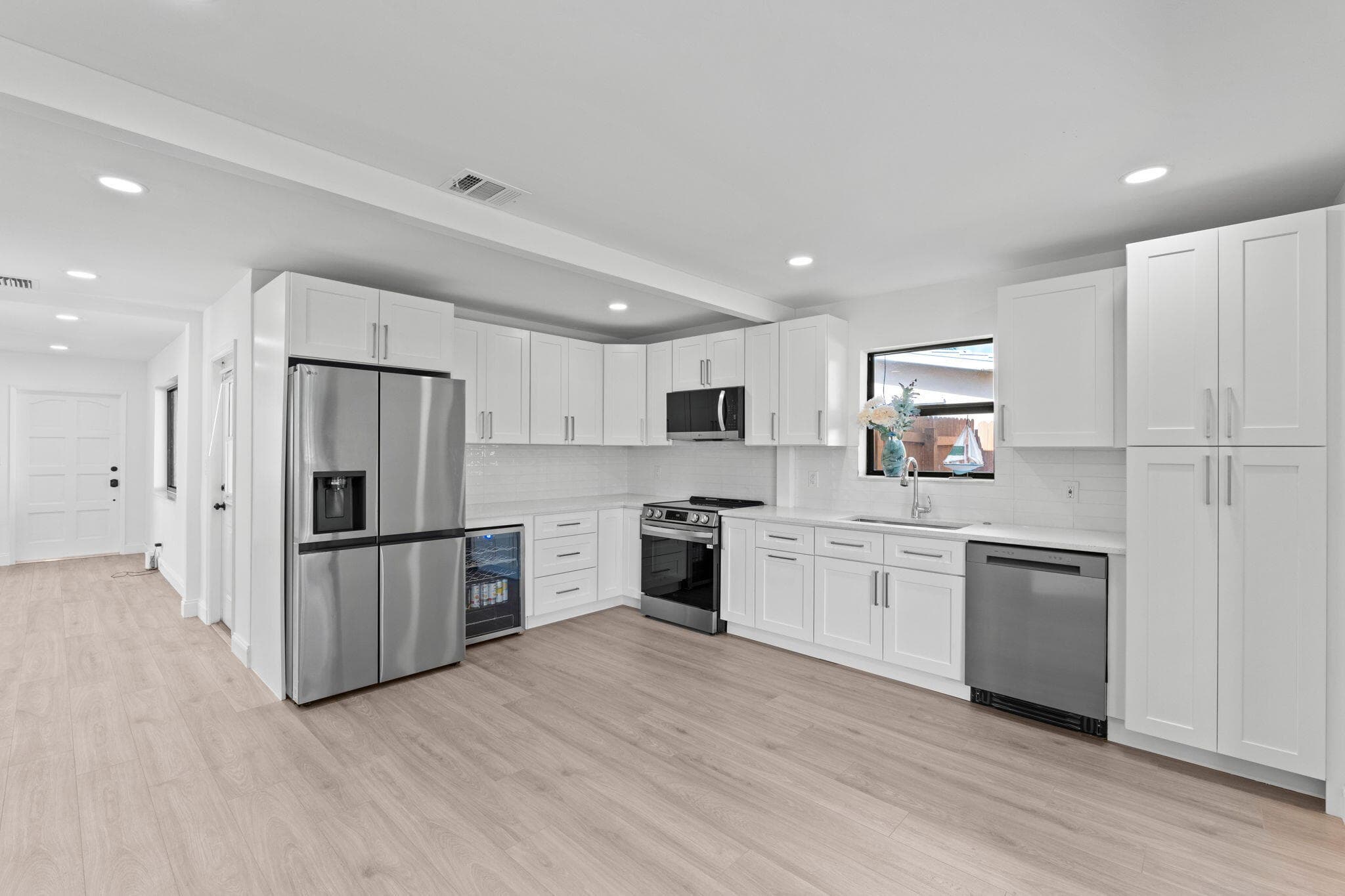 699 NE 40th Street, Oakland Park, FL 33334 — photo 15 of 39