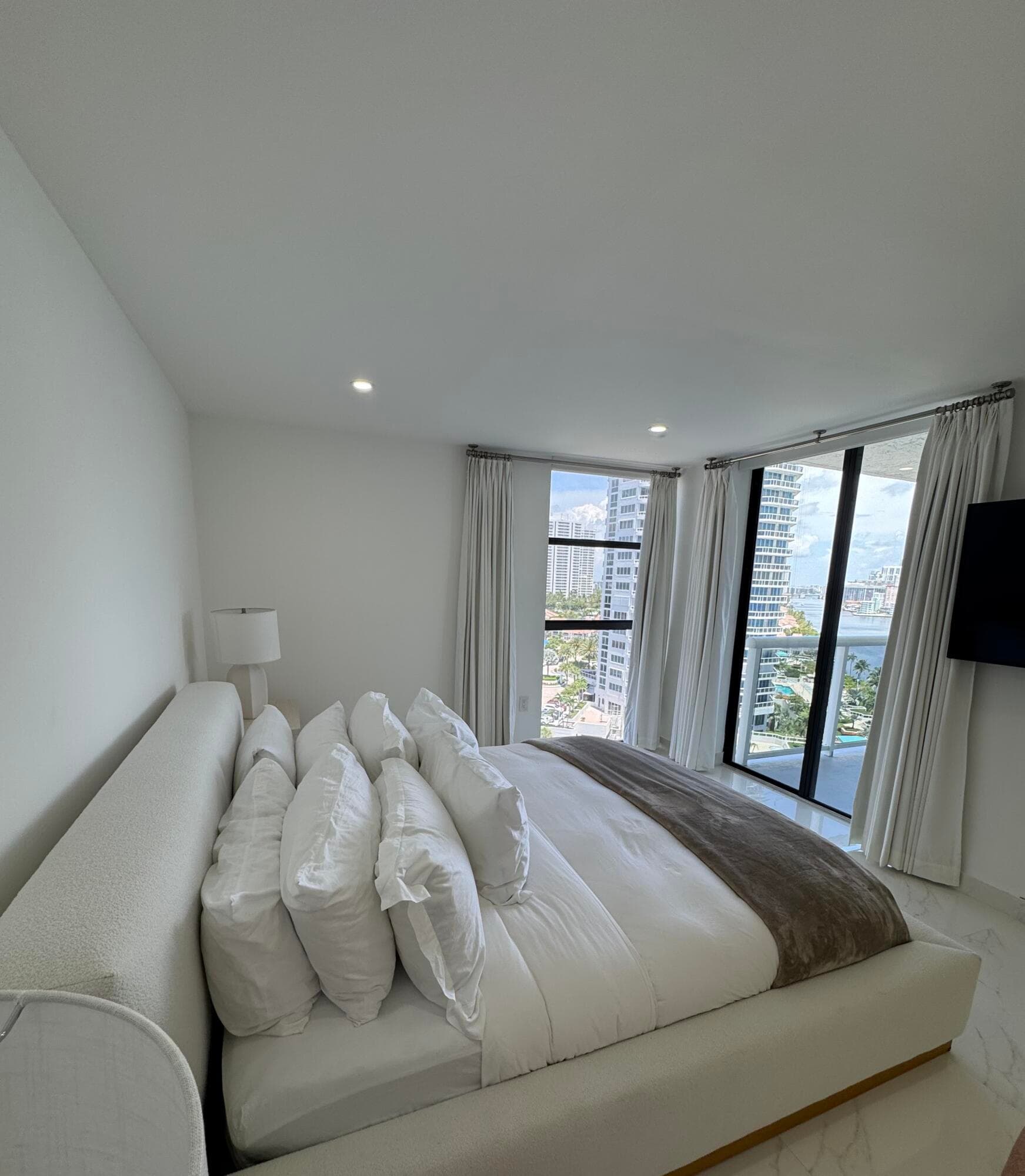 20515 E Country Club Drive 1442, Miami, FL 33180 — photo 18 of 32