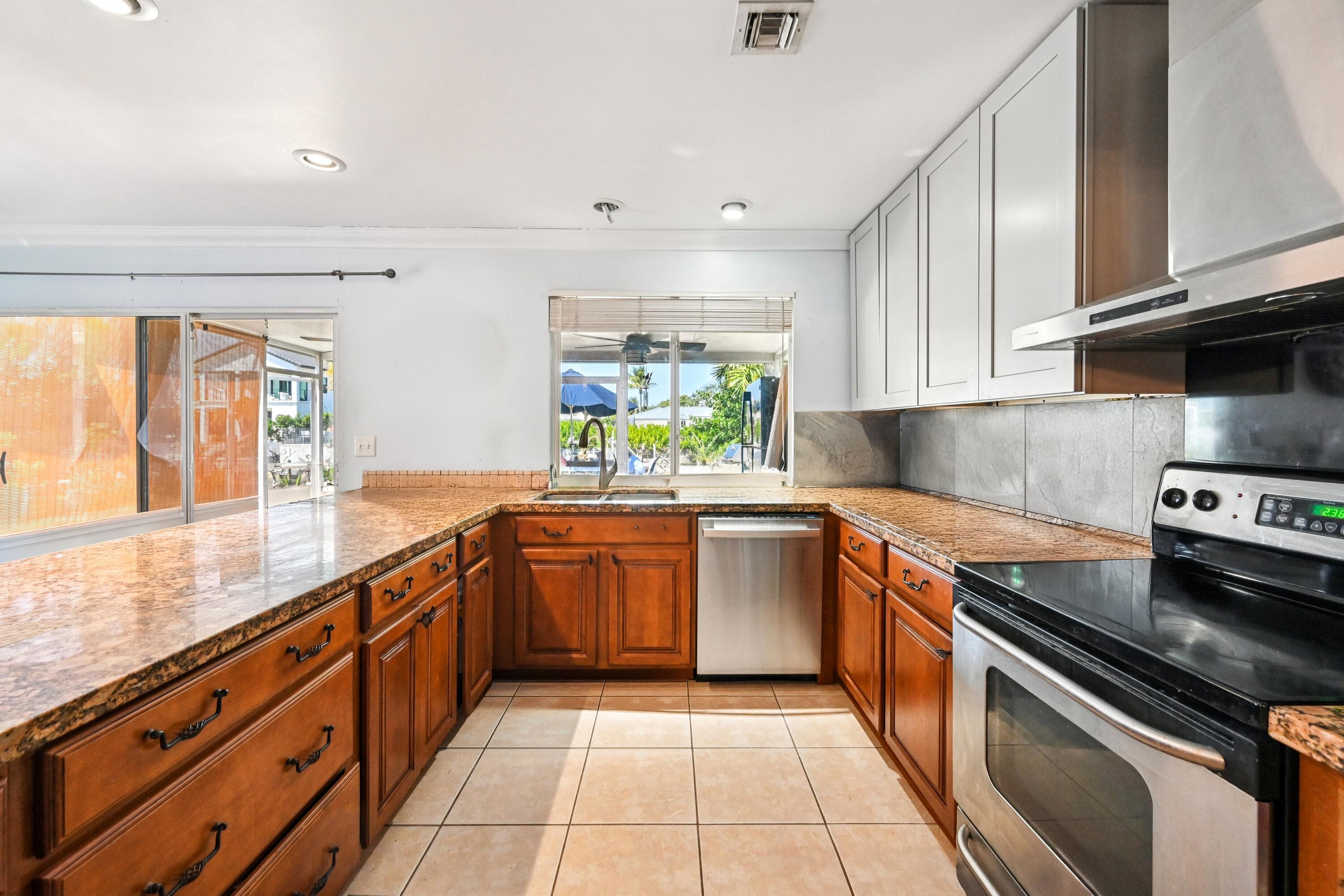 605 Inlet Road, North Palm Beach, FL 33408 — photo 2 of 13