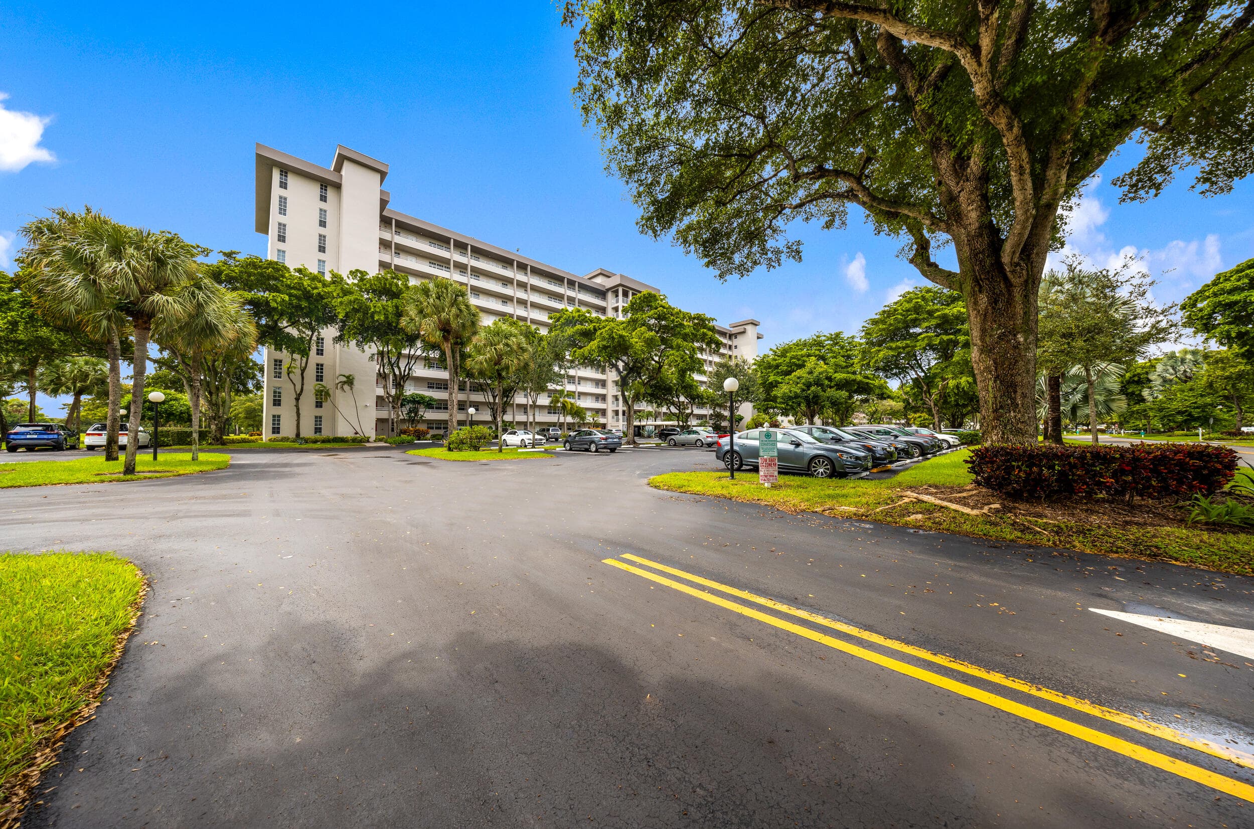 575 Oaks Lane 1009, Pompano Beach, FL 33069 — photo 1 of 29
