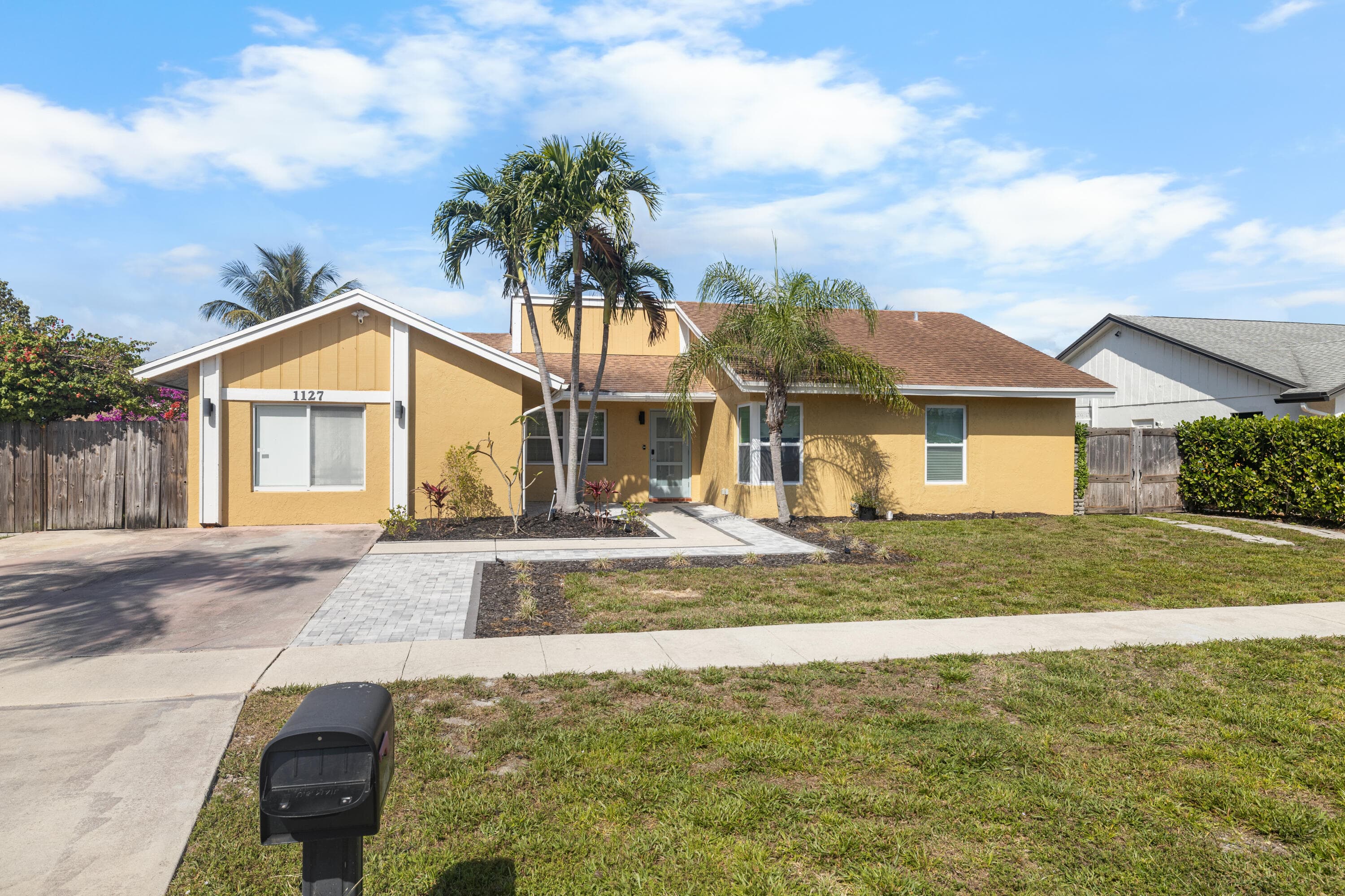 1127 NW 9th Street, Boynton Beach, FL 33426 — photo 4 of 32