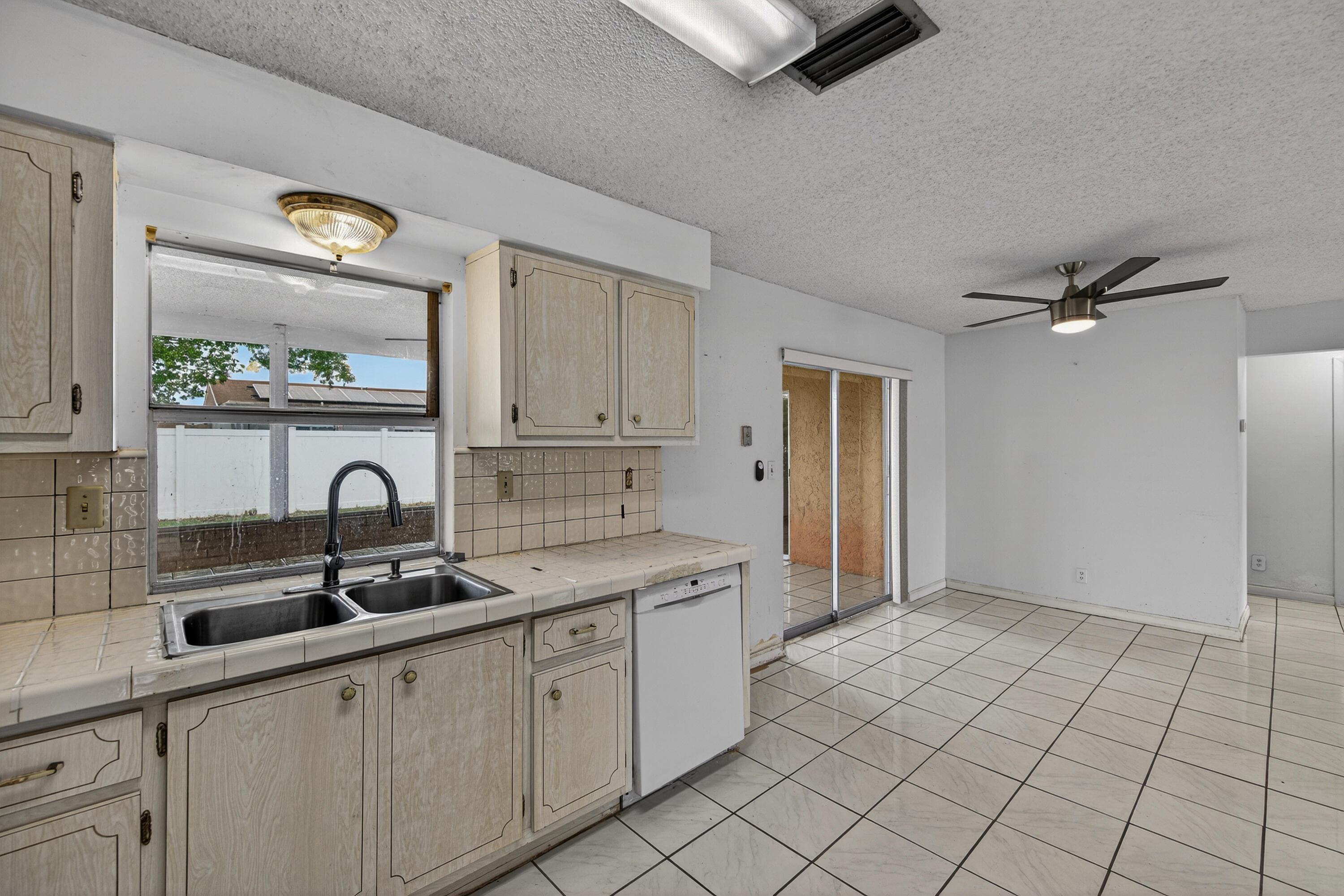 8104 NW 94th Avenue, Tamarac, FL 33321 — photo 9 of 44