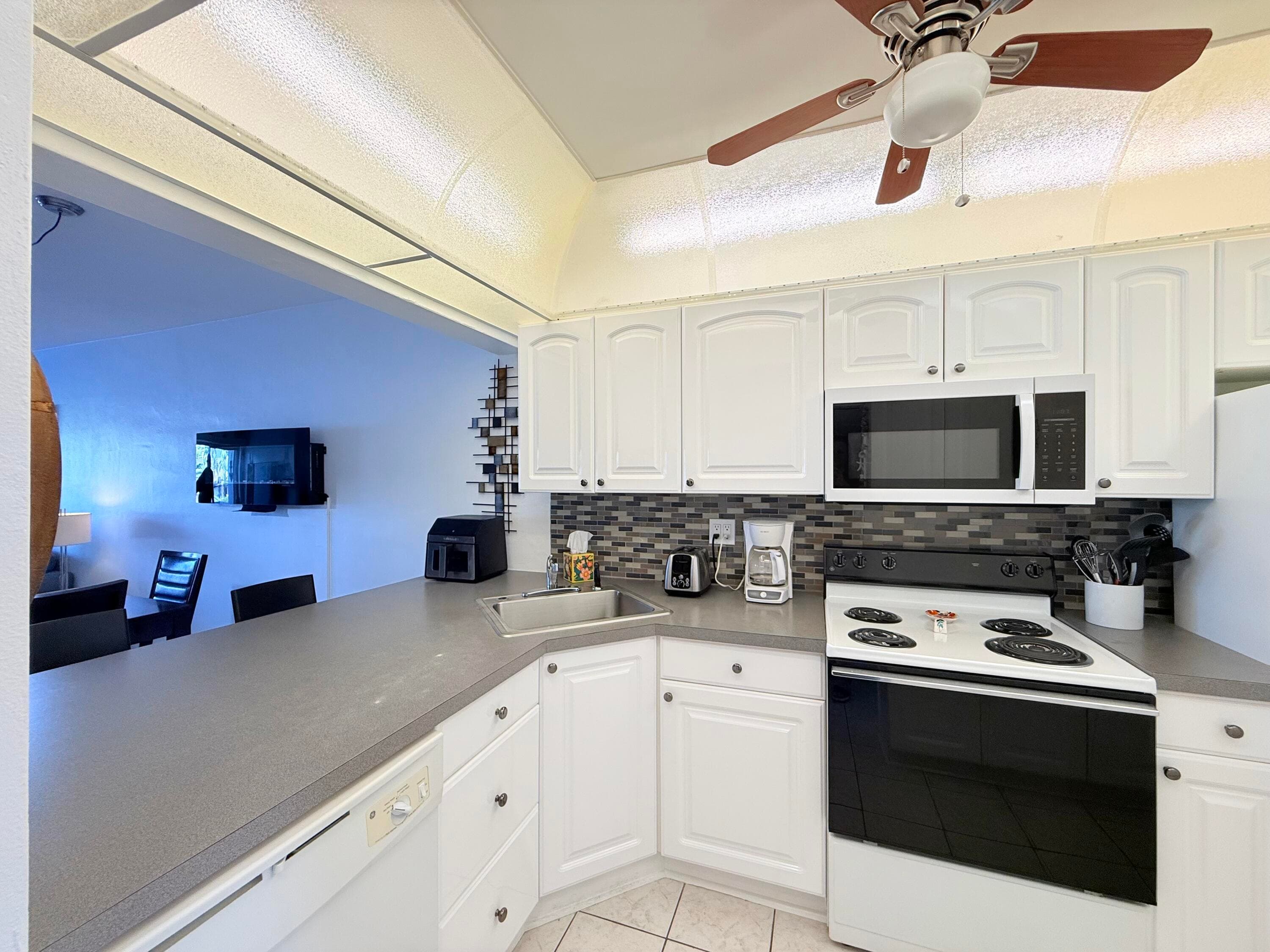 470 Paradise Isle Boulevard 204, Hallandale Beach, FL 33009 — photo 18 of 46