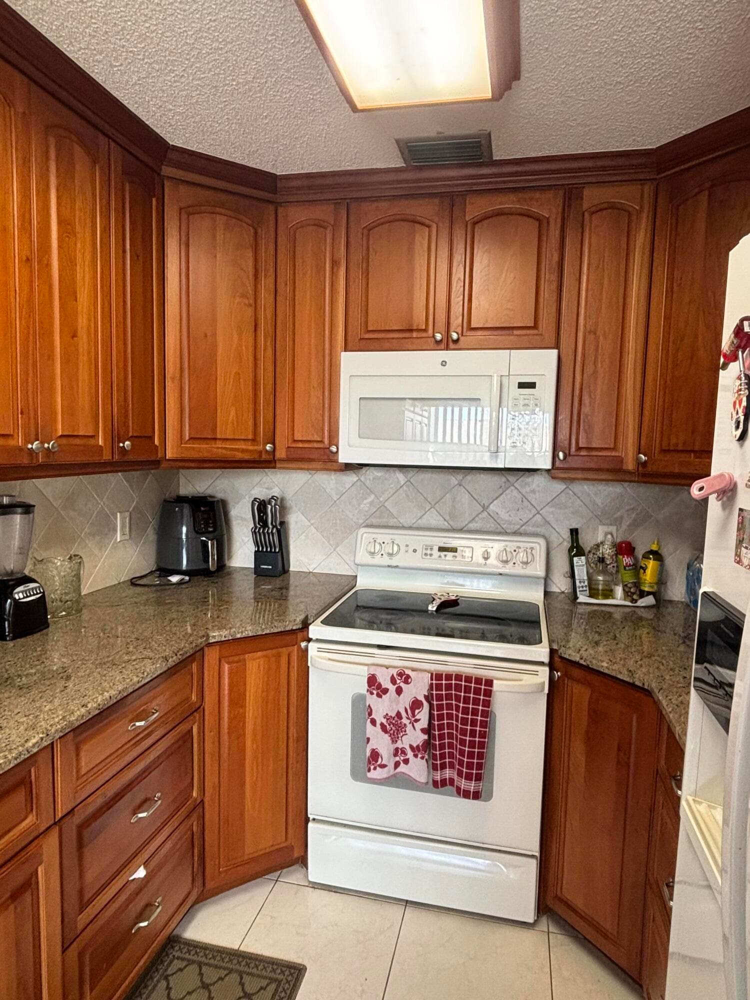 8833 Bella Vista Drive 8833, Boca Raton, FL 33433 — photo 11 of 47