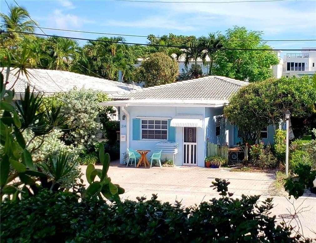 314 Desoto Street, Hollywood, FL 33019 — photo 2 of 13