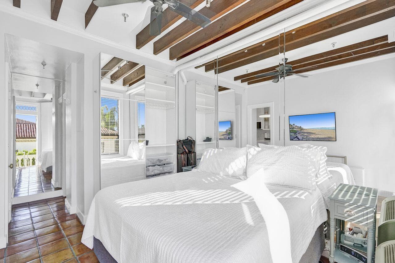 Condominium in Palm Beach — photo 16 of 35