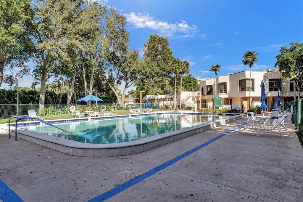 1000 Saint Charles Place 305, Pembroke Pines, FL 33026 — photo 30 of 34