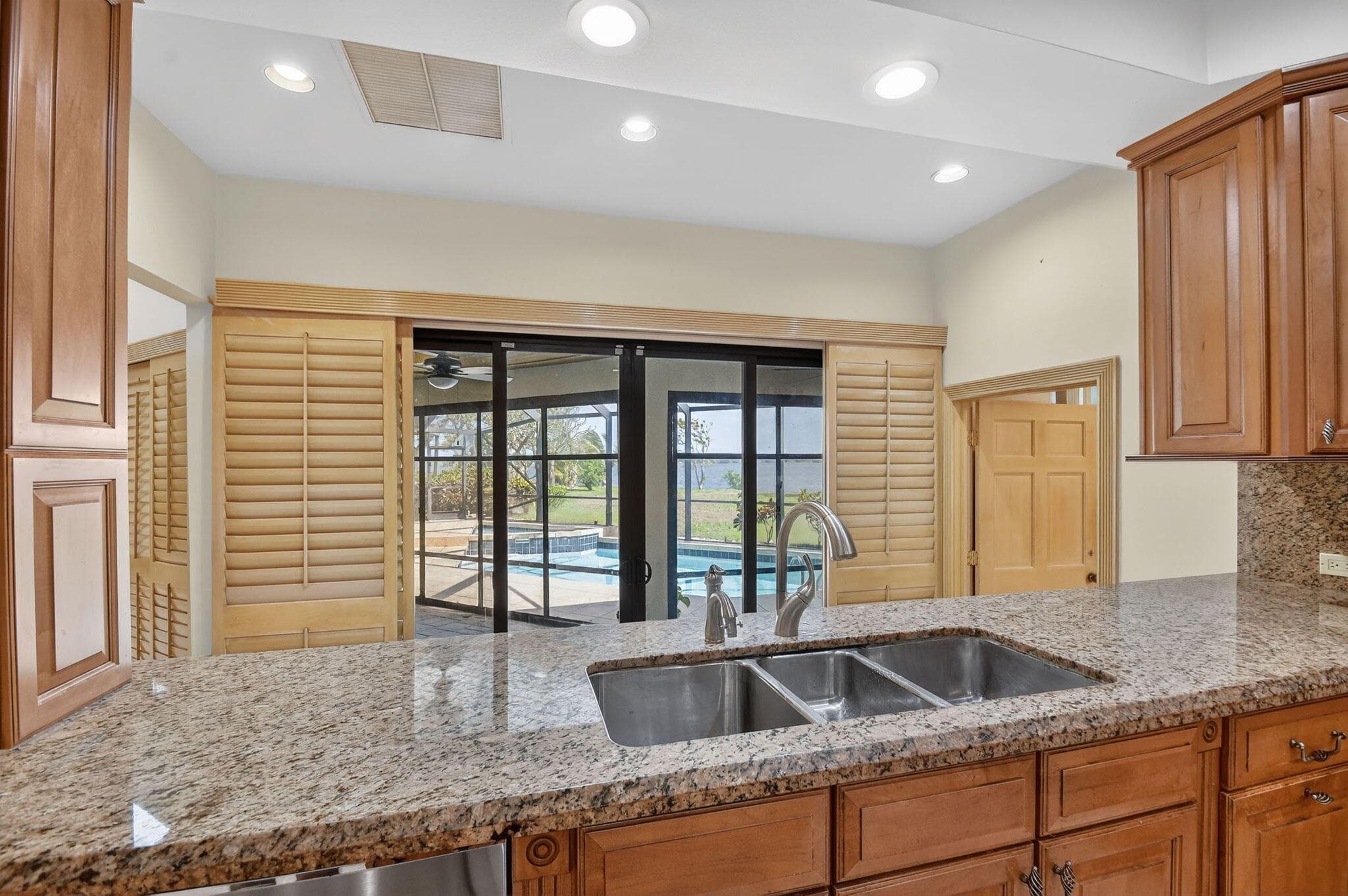 2410 Embassy Drive, West Palm Beach, FL 33401 — photo 11 of 42