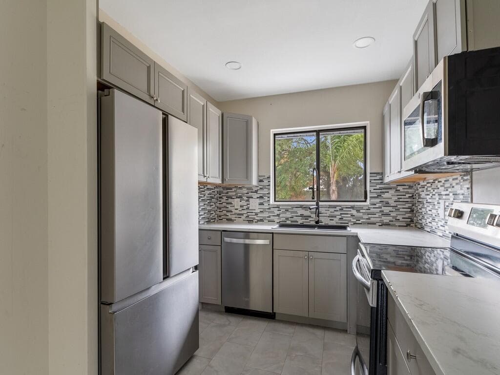 1846 24th Place SW, Vero Beach, FL 32962 — photo 4 of 33