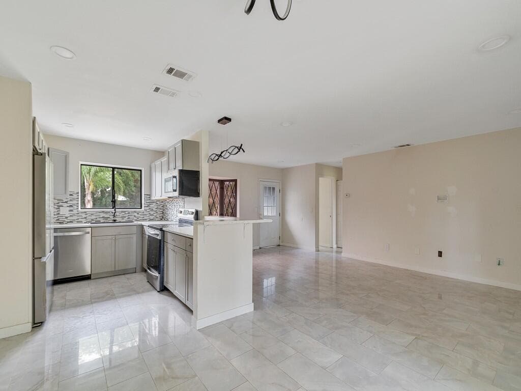 1846 24th Place SW, Vero Beach, FL 32962 — photo 10 of 33