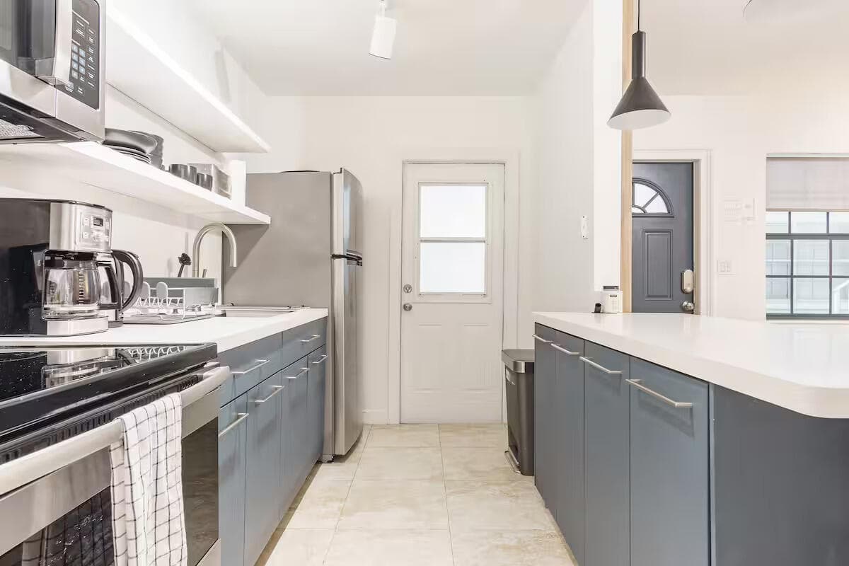 2404 NE 33rd Avenue 4, Fort Lauderdale, FL 33305 — photo 3 of 8
