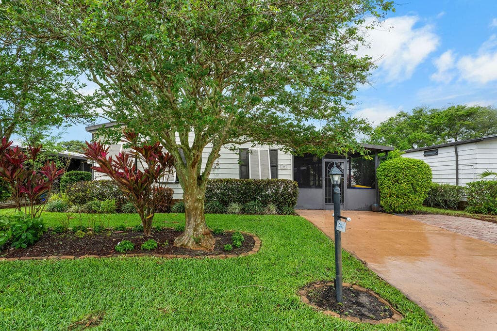 7894 SE Saratoga Drive E, Hobe Sound, FL 33455 — photo 2 of 35