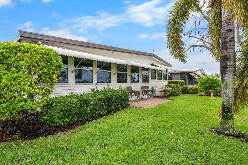 7894 SE Saratoga Drive E, Hobe Sound, FL 33455 — photo 5 of 35