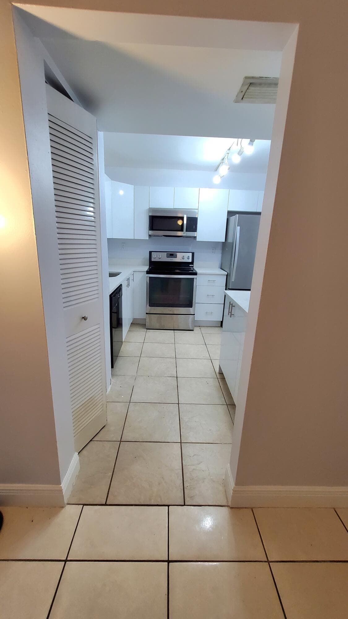 721 N Pine Island Road 103, Plantation, FL 33324 — photo 7 of 54
