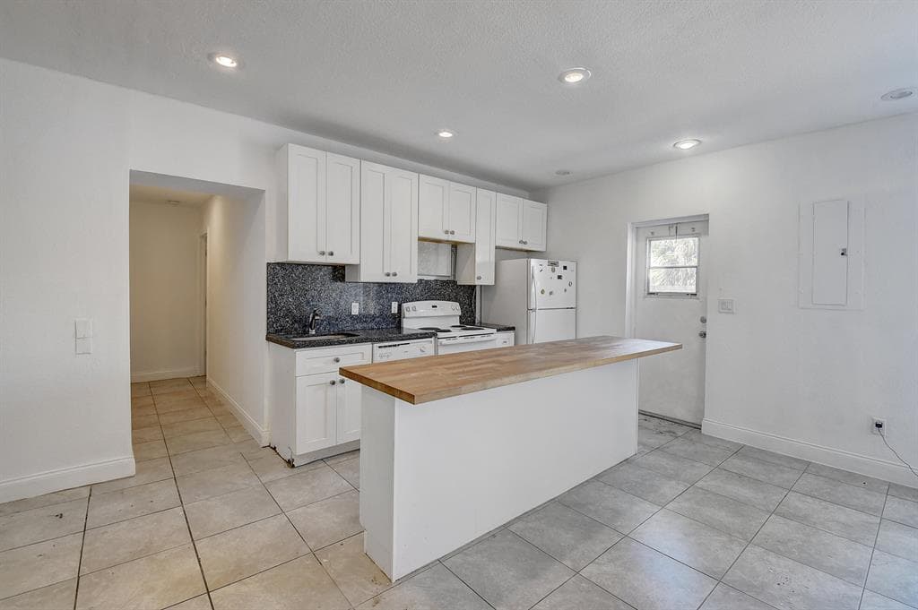 707 SW 9th Court, Delray Beach, FL 33444 — photo 2 of 7