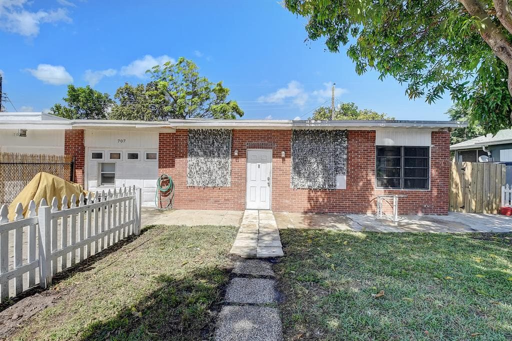 707 SW 9th Court, Delray Beach, FL 33444 — photo 1 of 7