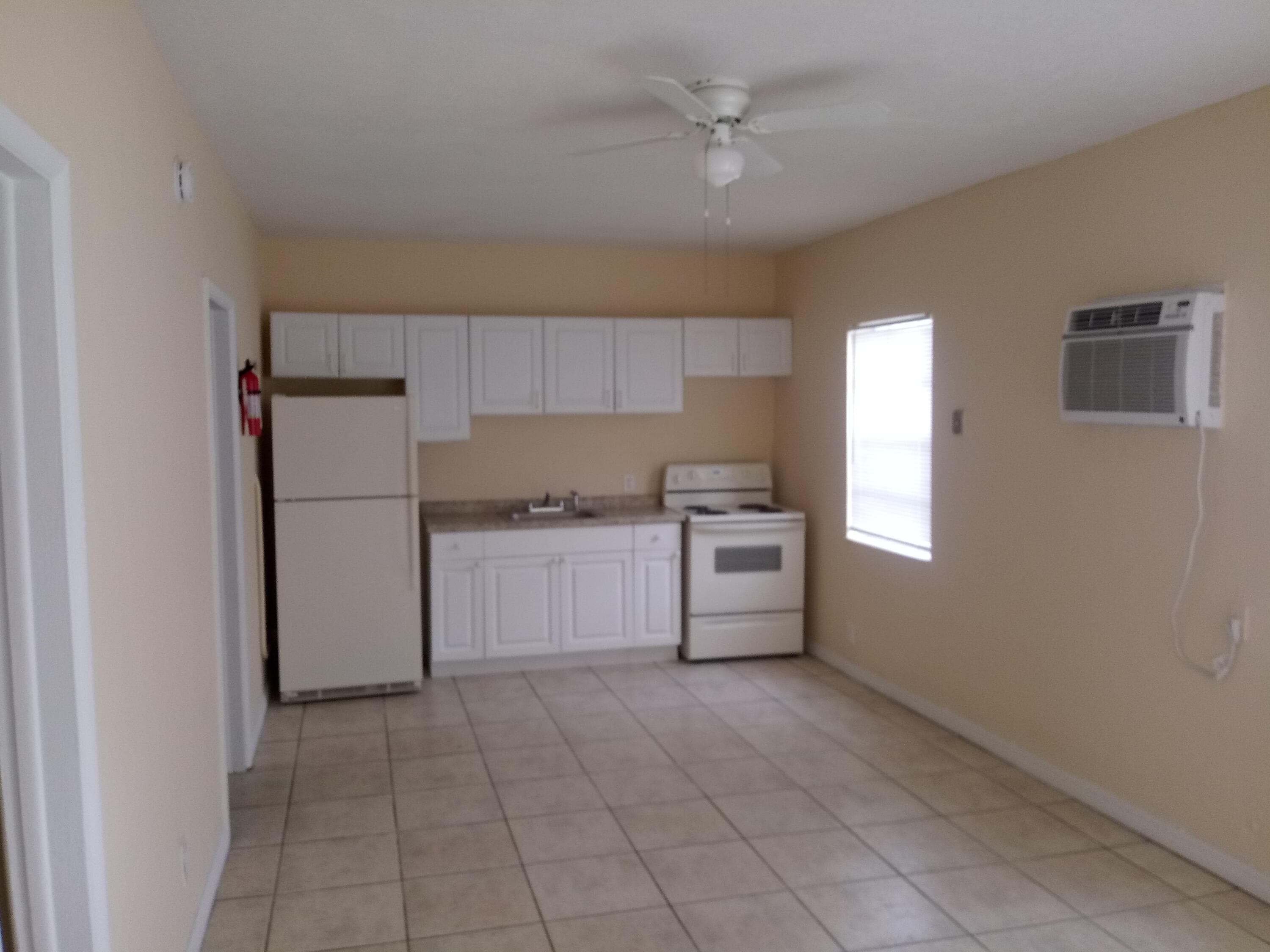 Townhouse in Hallandale Beach — photo 4 of 11