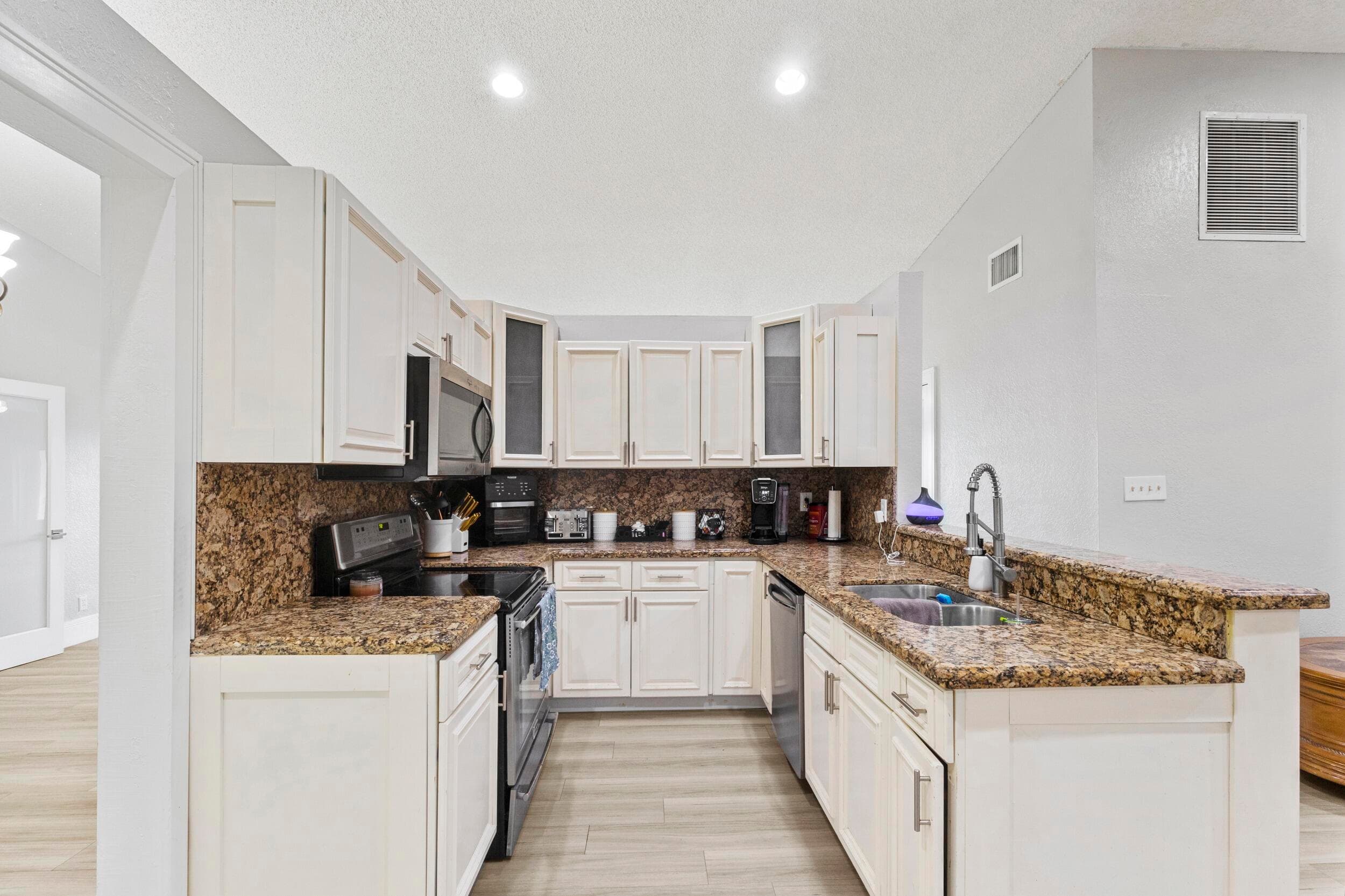 4040 NE 6th Avenue, Deerfield Beach, FL 33064 — photo 6 of 34