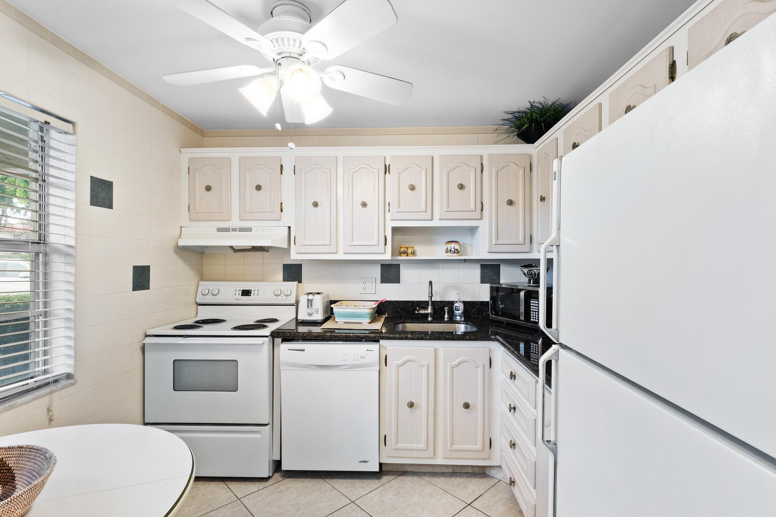 3 Abbey Lane 102, Delray Beach, FL 33446 — photo 2 of 19