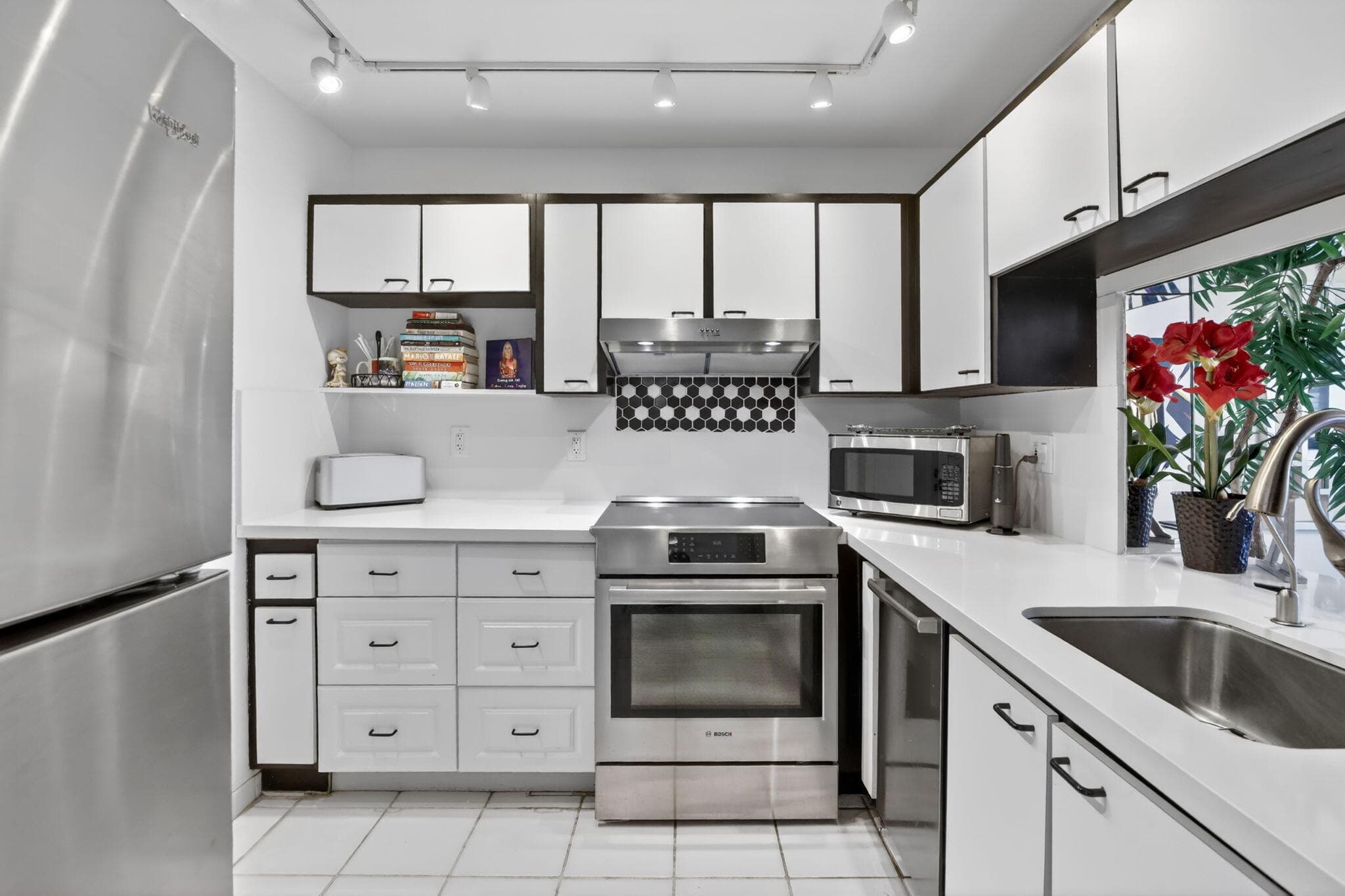 1160 N Federal Highway 517, Fort Lauderdale, FL 33304 — photo 3 of 68
