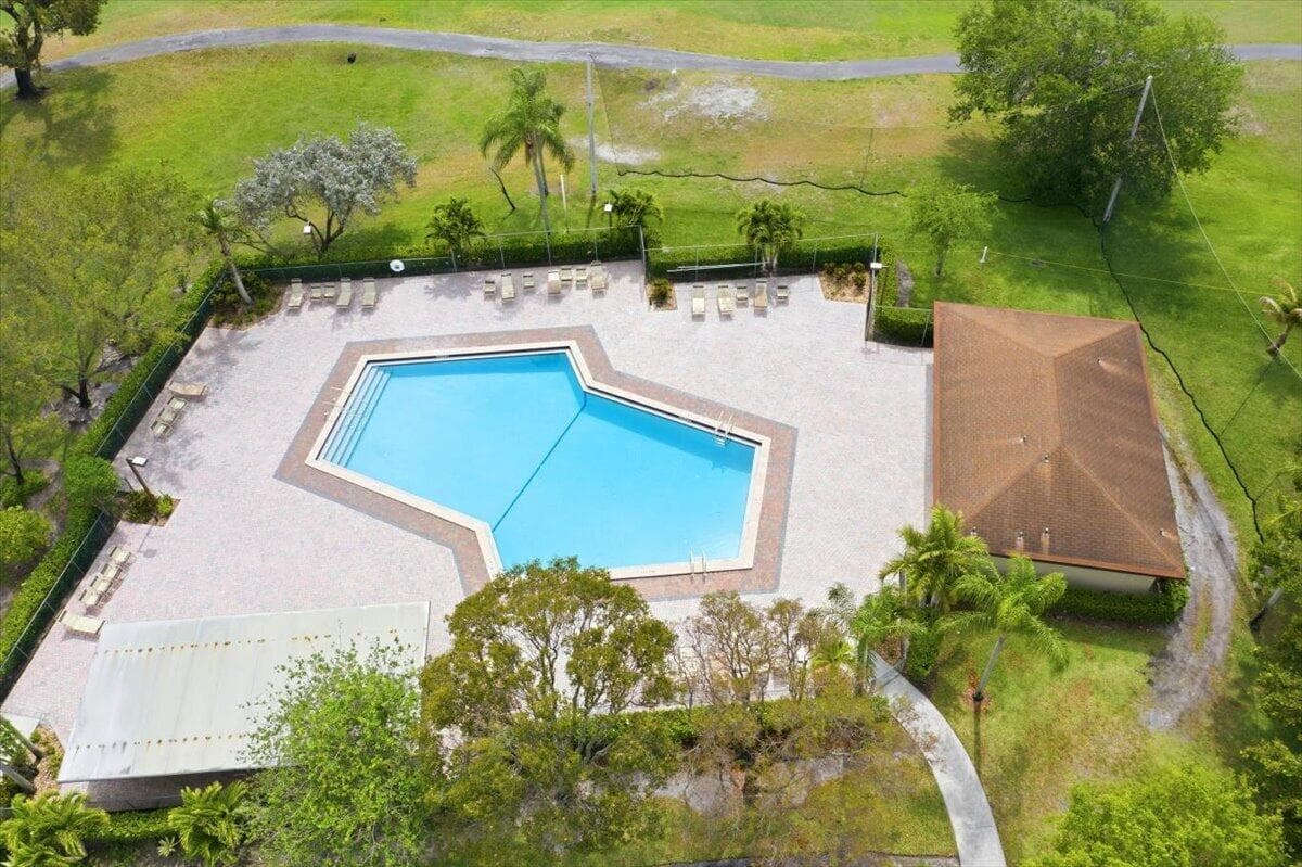 700 SW 128th Avenue 310c, Pembroke Pines, FL 33027 — photo 36 of 38