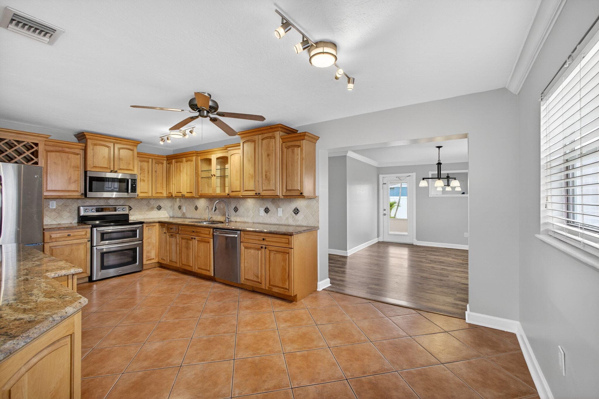 9342 Bloomfield Drive, Palm Beach Gardens, FL 33410 — photo 10 of 37