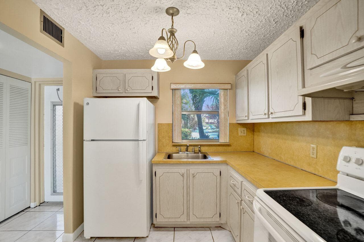 9460 Sunrise Lakes Boulevard 106, Sunrise, FL 33322 — photo 5 of 34