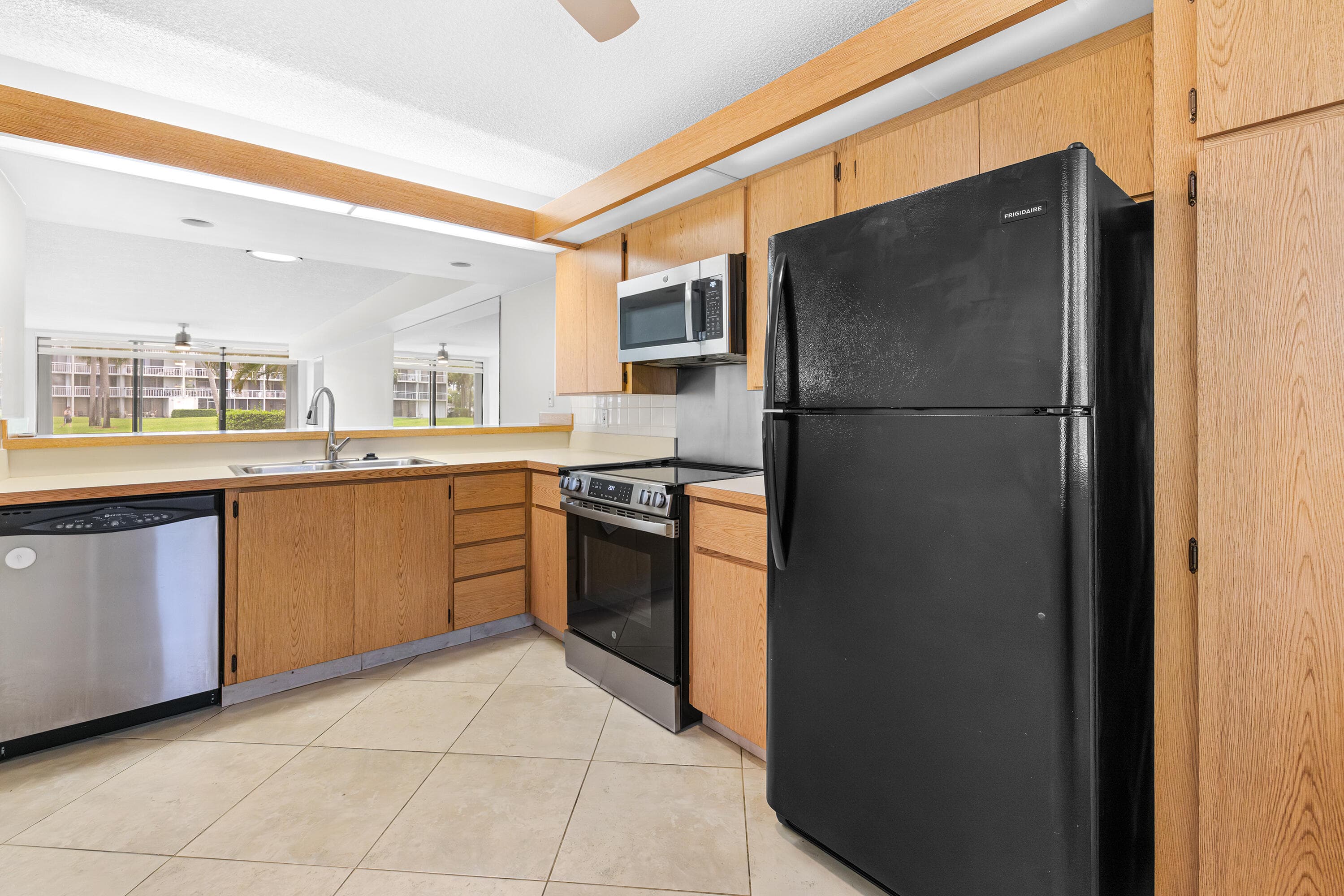 2561 Village Boulevard 103, West Palm Beach, FL 33409 — photo 9 of 38