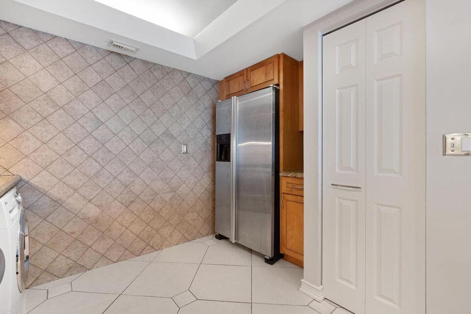 2400 Presidential Way 1206, West Palm Beach, FL 33401 — photo 8 of 39