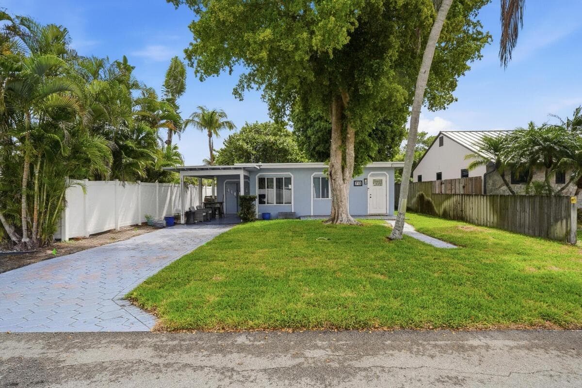 712 NE 10th Avenue, Pompano Beach, FL 33060 — photo 1 of 23