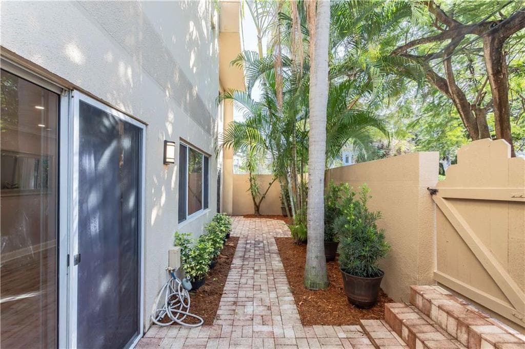 101 SE 15th Avenue H, Fort Lauderdale, FL 33301 — photo 10 of 34
