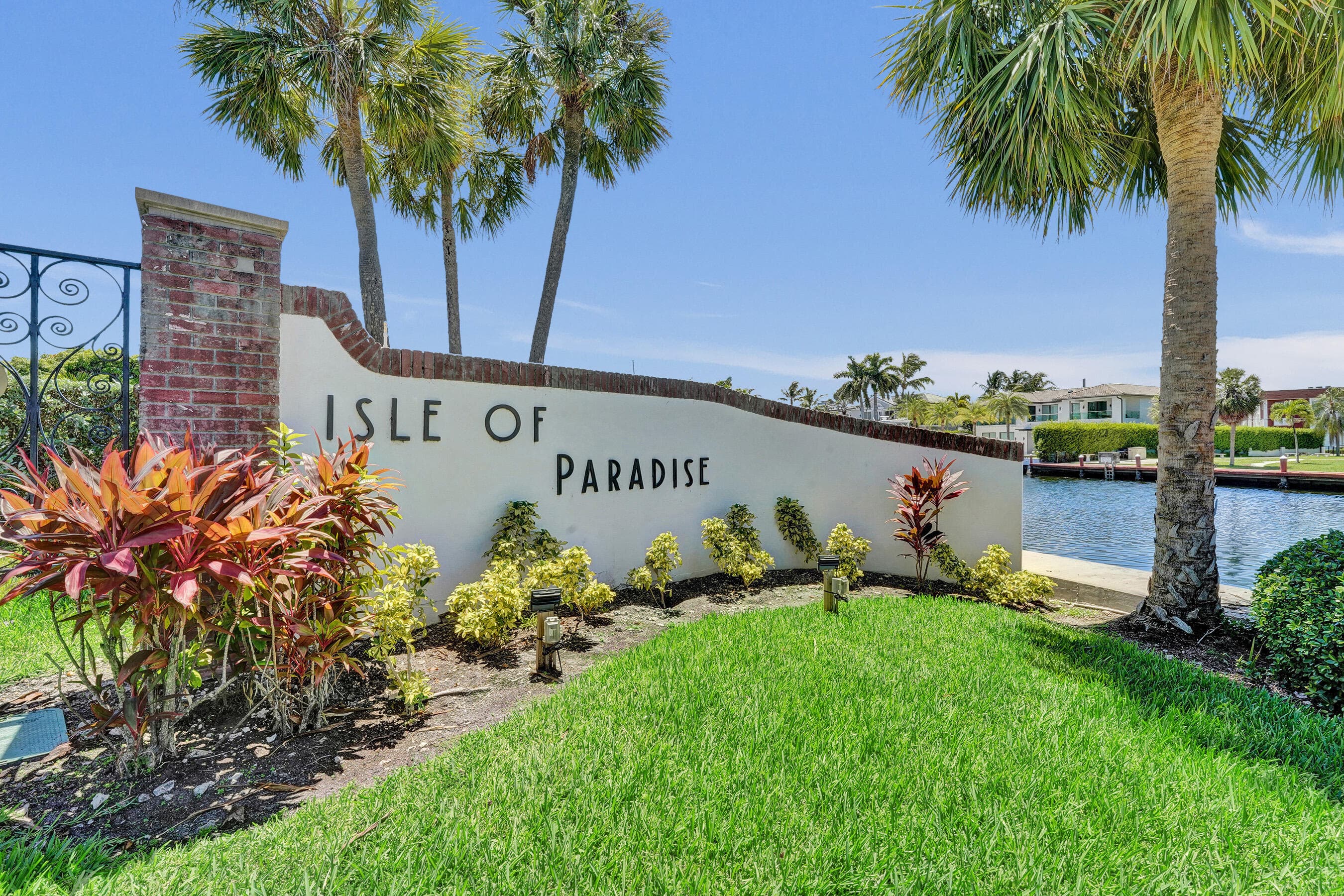 455 Paradise Isle Boulevard 305, Hallandale Beach, FL 33009 — photo 1 of 30